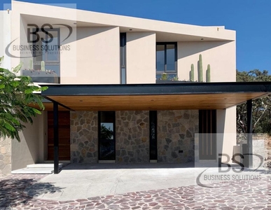 Doomos. Casa en Venta en Querétaro Residencial Altozano 3 recamaras $9,750,000 /RS