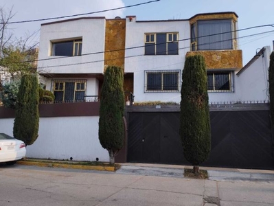 UBICADISIMA Y AMPLIA RESIDENCIA con 2 terrenos y 2 frentes