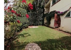 Se vende casa en Cuernavaca, Morelos, en desnivel, estilo moderno. Seguridad 24 horas.