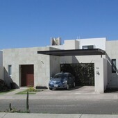 Hermosa Casa de UNA PLANTA en El Refugio, Terreno de 265 m2, 3 Recamaras, Lujo