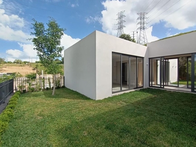 HERMOSA CASA DE UN NIVEL EN BOSQUE DE NIEBLA