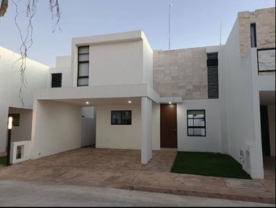 Casa en RENTA EN MERIDA TEMOZON NORTE EN PRIVADA CON ALBERCA !!