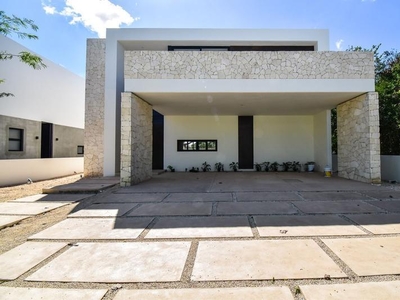 Casa en Venta en Privada Oasis, Yucatán Country Club.