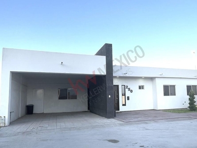 Casa de una planta con amplios espacios y terreno excedente en Los Olivos, Gómez Palacio