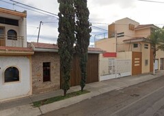 amplia casa en cerrada casentino guadalajara