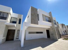 CASA EN LA MEJOR ZONA DE VIÑEDOS TORREON, CON CASA CLUB Y ALBERCA APROVECHA PREV