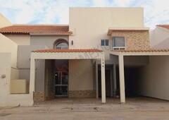 Casa en REMATE en Residencial Senderos con 4 recamaras, Terraza y Amplio Jardín. Torreón, Coahuila