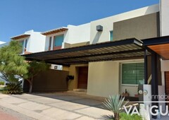 casa en venta con amplios espacios, cumbres del cimatario. zona centro sur