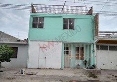 ¡Casa en venta de tres niveles! Casa amplia, Moctezuma, Torreón Coahuila