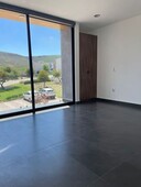 En Venta Casa en Altozano, 4 Recamaras, 3.5 Baños, 3 Autos, Equipada de LUJO !!