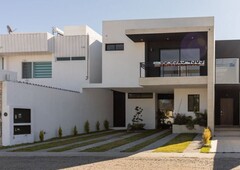 Hermosa Residencia en Real de Juriquilla, Gran Jardín, 3 Recamaras, Roof Garden