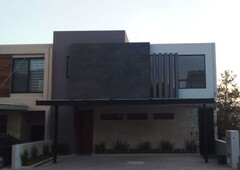 Preciosa Casa en Altozano, Jardín, Estudio o 4ta Recamara en PB, de LUJO.
