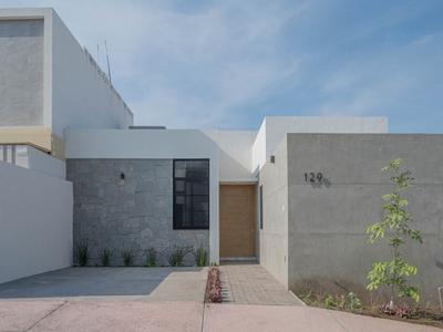 HERMOSA CASA DE UNA PLANTA EN VALLE VERDE