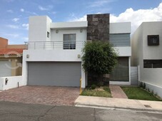 excelente casa en cantera ii frente a parque.