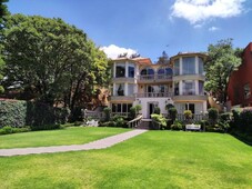 residencia estilo clásico en club de golf valle escondido.