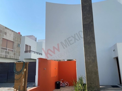 RESIDENCIAL EN PUERTA REAL DE 3 PISOS DOBLE ALTURA CON ACABADOS ELEGANTES 284 M2 DE CONSTRUCCIÓN. CORREGIDORA QUERÉTARO.