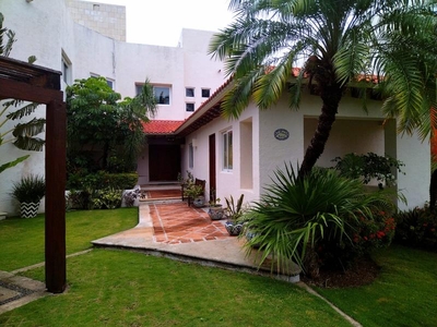 Casa renta Isla Dorada ZH Cancun frente a la laguna 4 rec , 5 baños, muelle, 734m2 sin muebles