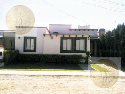 Doomos. Casa - Fraccionamiento Residencial Haciendas de Tequisquiapan