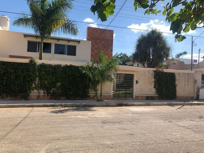 Doomos. Venta Casa de Lujo Amueblada 4 Hab, Alberca, Sistema de Seguridad en Colonia Campestre, Mérida