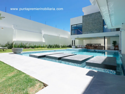 CASA EN AYAMONTE CLUB DE GOLF EN VENTA DE LUJO CON ROOF GARDEN Y ALBERCA, ZONA DORADA ZAPOPAN