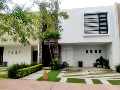 CASA EN VENTA EN SOLARES, ZAPOPAN JALISCO.