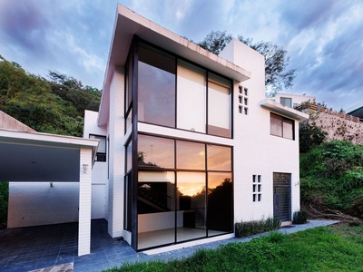 Casa iluminada con amplias áreas verdes en Las Cañadas