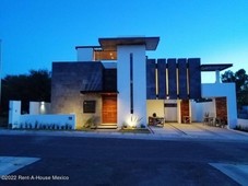 Juriquilla - Casa con chimenea y cuarto de TV, VENTA