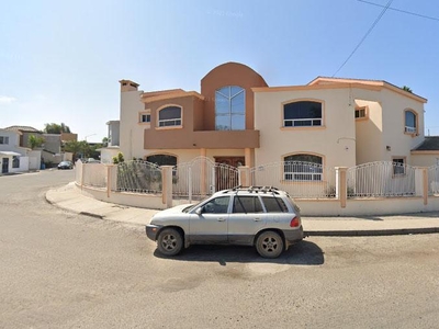 Doomos. Casa en Venta en Ensenada, Baja California. Col. Loma Dorada Calle Paseo de los Sauces.
