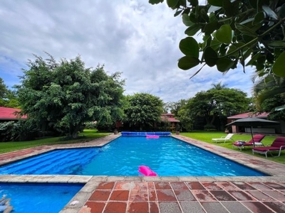 CASA EN VENTA EN CONDOMINIO EN CUERNAVACA RODEADO DE AREAS VERDES CON ALBERCA