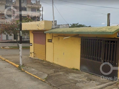 Doomos. Casa con Local Comercial en Venta en esquina de Ignacio de la Llave, Col. María de la Piedad, Coatzacoalcos, Ver.