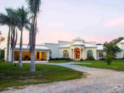 Doomos. Casa con Terreno muy amplio en Tzalam, Fraccionamiento Villas de Xcanatún, al Norte de la Capital de Yucatán.