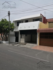 Doomos. Casa Duplex en Venta, Veracruz, a media cuadra del mar.