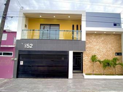Doomos. Casa en venta con alberca y acabados residenciales Col. Carranza, Boca del Río, Ver.