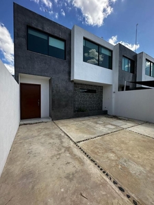 Doomos. Casa en venta en Dzityá, Mérida, de tres habitaciones, con alberca