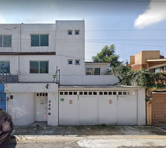 Doomos. Casa en Venta en Toluca, Estado de México. Col. Científicos, calle Tomas Alva Edison.