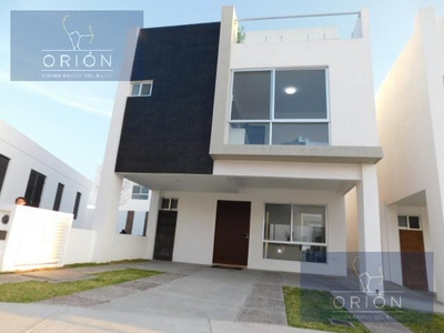 Doomos. Casa venta en Zakia Queretaro con sala de TV amenidades