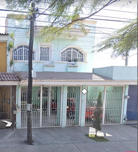 Doomos. Vendo Casa En Tlaquepaque Jalisco, Casa de dos plantas , Residencial Camichines - IVR
