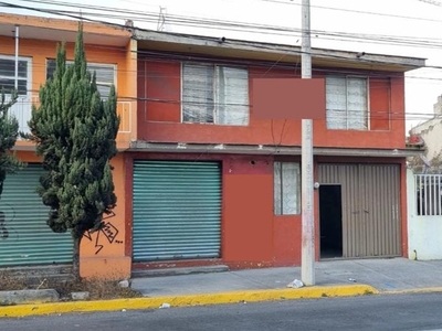 Doomos. VENTA DE CASA CON LOCAL EN AVENIDA PRINCIPAL LAS TORRES EN TOLUCA