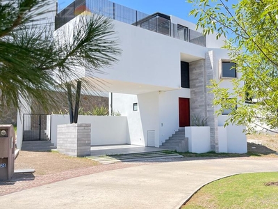 Doomos. Moderna Casa Residencial con Roof Top Vista Panorámica en Privada Fracc Sierra Azul SLP