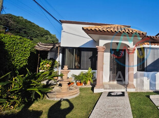 Casa En Venta Con Amplio Jardín Y Alberca En Fracc. Lomas De Cocoyoc Apta A Créditos