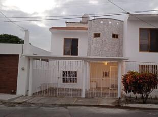 Casa En Venta En Fracc Tampiquera, Casa De Dos Niveles Con 4 Recámaras En Fracc. La Tampiquera, A Solo 700 Metros De La Playa Vicente Fox En Boca Del Río, Veracruz.