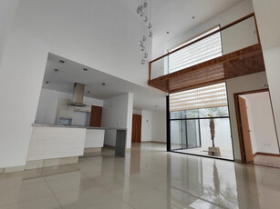 Casa En Venta Recamara En Planta Baja Con Baño Independiente Aguascalientes Norte Colosio Avenida Universidad Valle Del Campestre Bosques Hospital Mac Cmq Okabe Plazita Emporium Hilton