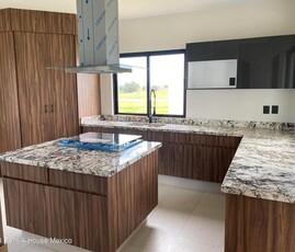 Doomos. Casa a la Venta en Metepec Colonia LLano Grande ZG 24-638