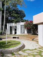 Doomos. Casa en venta en Mérida ideal para remodelar.
