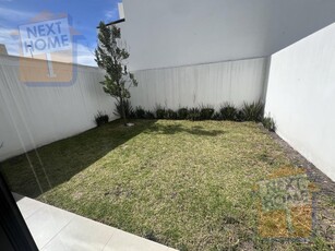 Doomos. Venta / Renta Casa con jardín excedente y Roof Garden Entrecielos Querétaro