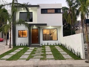 Doomos. Estrene Elegante casa en condominio, ubicada en Zona Dorada en Cuernavaca Morelos