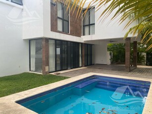 Doomos. Hermosa Casa en Renta sin muebles en esquina en Aqua Cancun ALRZ8513