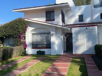 Casa en 2 niveles totalmente remodelada en Club de Golf San Gil