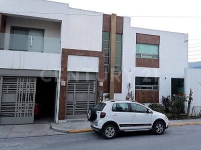 Residencia en renta en colonia privada ideal para familia o ejecutivos.