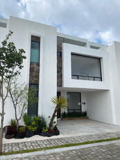 Casa En Venta En Lomas De Angelópolis.